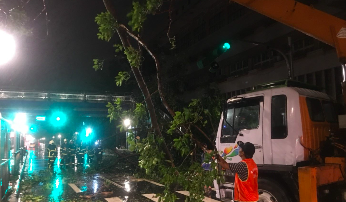 台北市工務局加速排除各交通要道之災後障礙物。 台北市工務局加速排除各交通要道之災後障礙物。