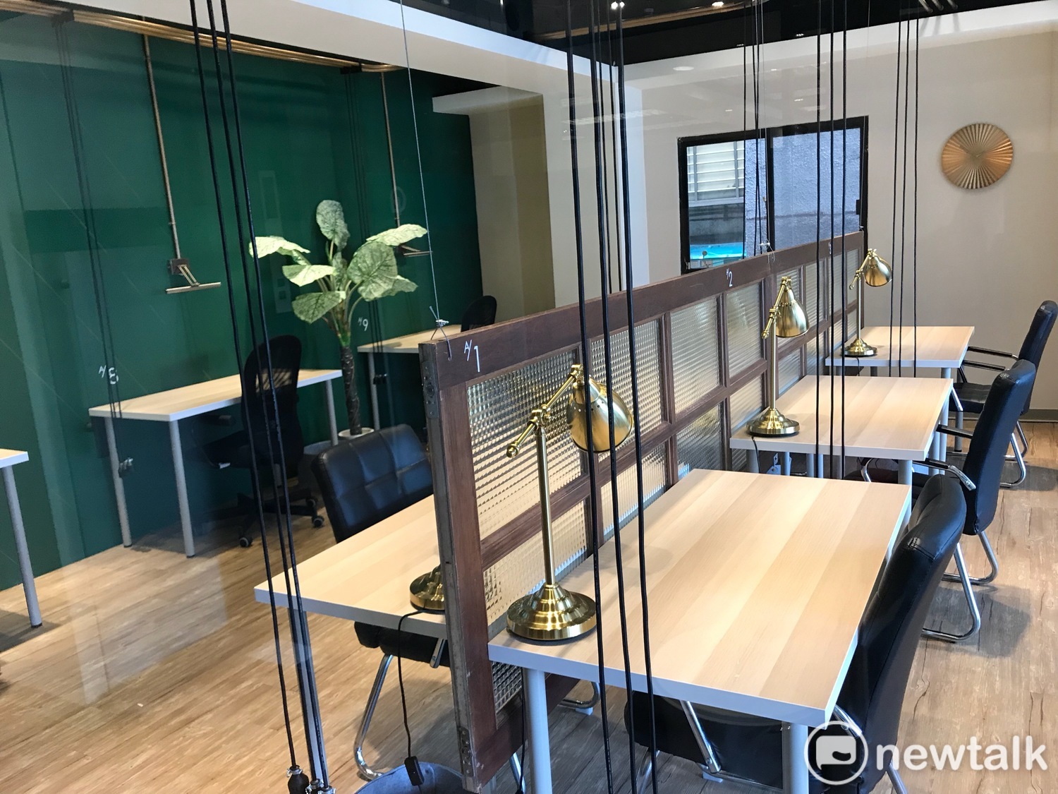 柯文哲承租位於敦化北路巷內的共同工作空間當作競選辦公室第一步。圖為共同工作空間「小樹屋」內一隅。 圖:周煊惠 / 攝 柯文哲承租位於敦化北路巷內的共同工作空間當作競選辦公室第一步。圖為共同工作空間「小樹屋」內一隅。 圖:周煊惠 / 攝