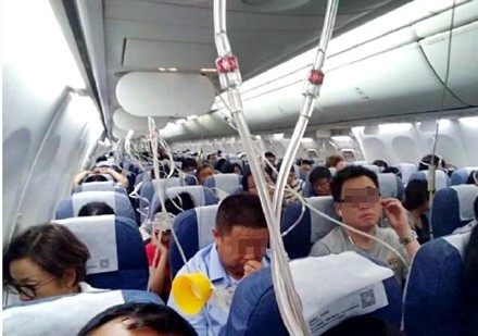 下降至安全高度後,才發現是誤關兩個組件,隨後飛機再爬升回7千5百米,並在晚上10點31分平安降落在大連機場。 圖:截取自ju-litai微博 下降至安全高度後,才發現是誤關兩個組件,隨後飛機再爬升回7千5百米,並在晚上10點31分平安降落在大連機場。 圖:截取自ju-litai微博