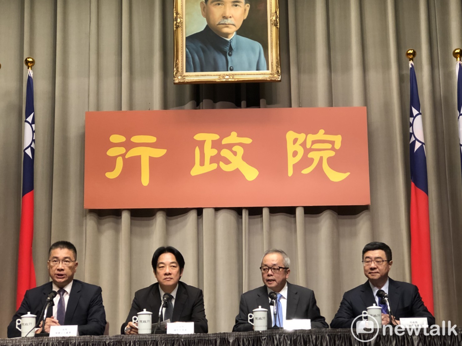 行政院長賴清德指出,不能因為部會首長在高雄市政府服務過,就說是菊內閣,這樣太狹隘了,對於部會首長也不盡公平。 行政院長賴清德指出,不能因為部會首長在高雄市政府服務過,就說是菊內閣,這樣太狹隘了,對於部會首長也不盡公平。