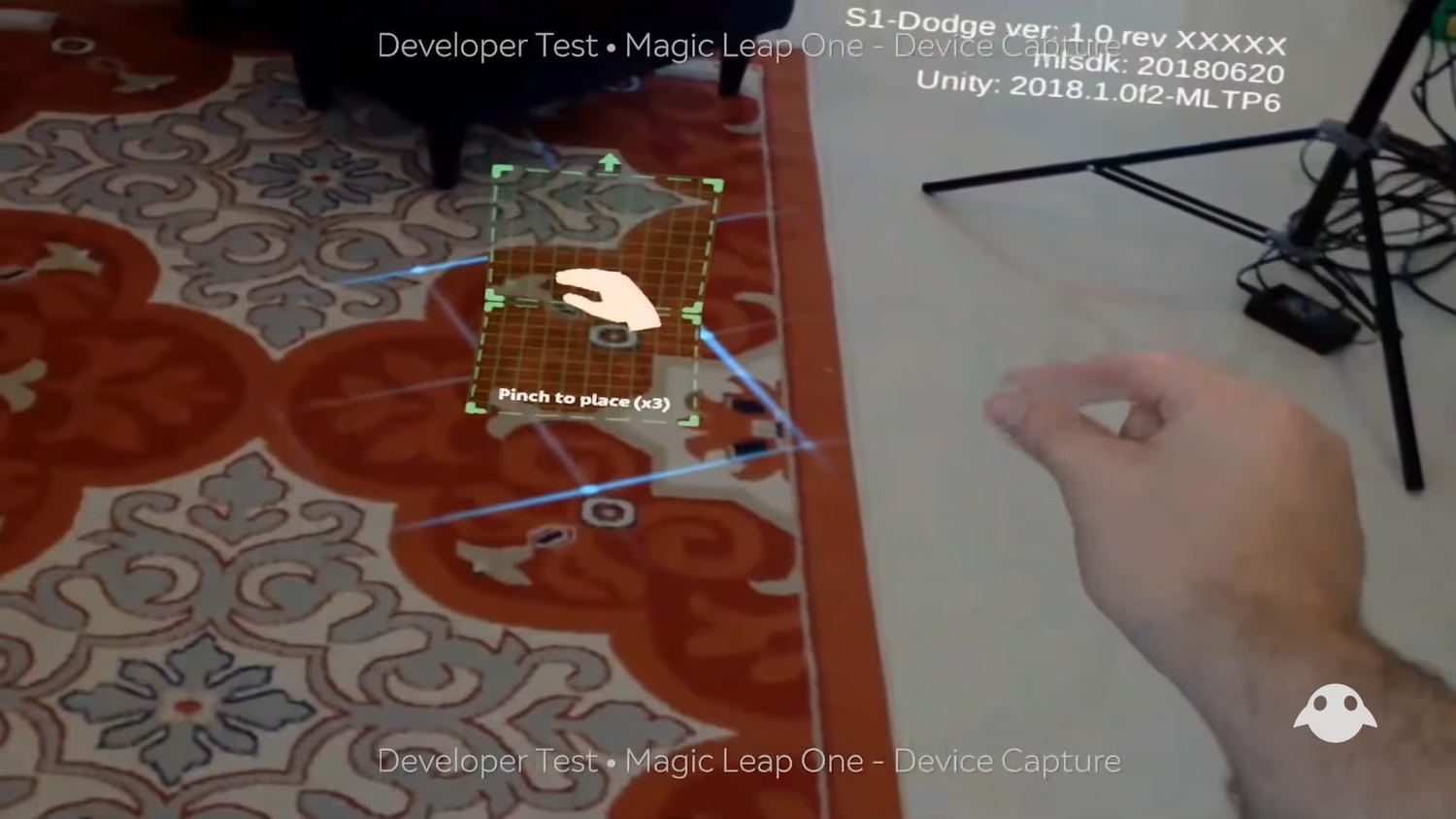 Magic Leap One只要靠手勢,就能與環境正確互動。 圖:翻攝Youtube Magic Leap One只要靠手勢,就能與環境正確互動。 圖:翻攝Youtube