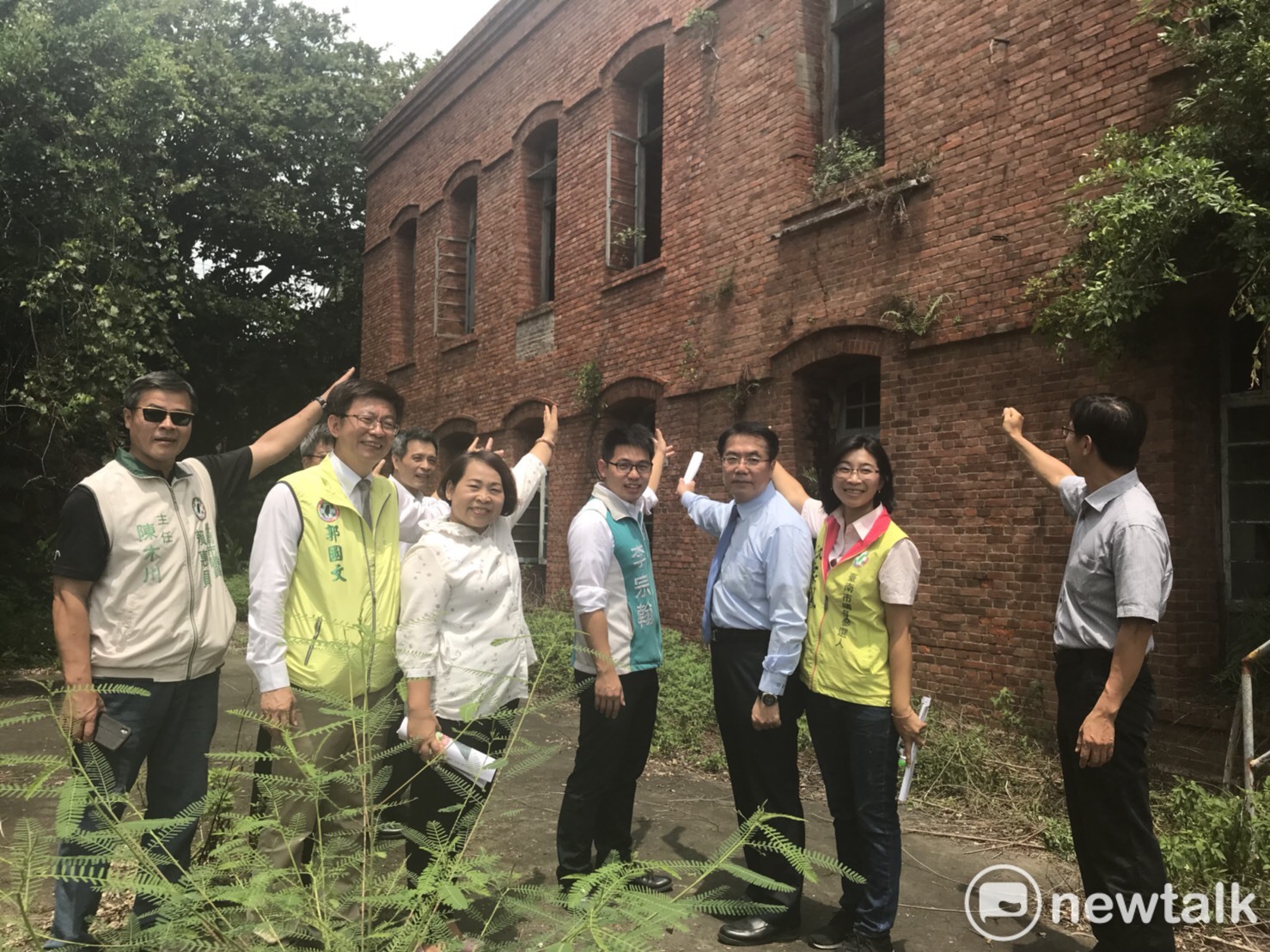 民進黨台南市長候選人黃偉哲會同台南市議長賴美惠及沈家鳳、李宗翰、劉米山等議員參選人、文化局科長劉玠成到鹽水「岸內糖廠」訪勘。 民進黨台南市長候選人黃偉哲會同台南市議長賴美惠及沈家鳳、李宗翰、劉米山等議員參選人、文化局科長劉玠成到鹽水「岸內糖廠」訪勘。