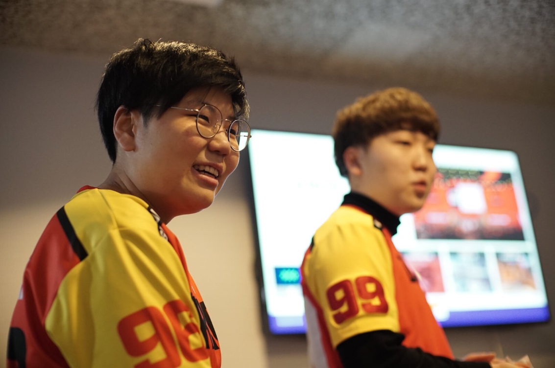 Geguri(左)是目前OWL唯一一位女性選手,她更靠著實力與名氣晉身2018全明星之列。 Geguri(左)是目前OWL唯一一位女性選手,她更靠著實力與名氣晉身2018全明星之列。