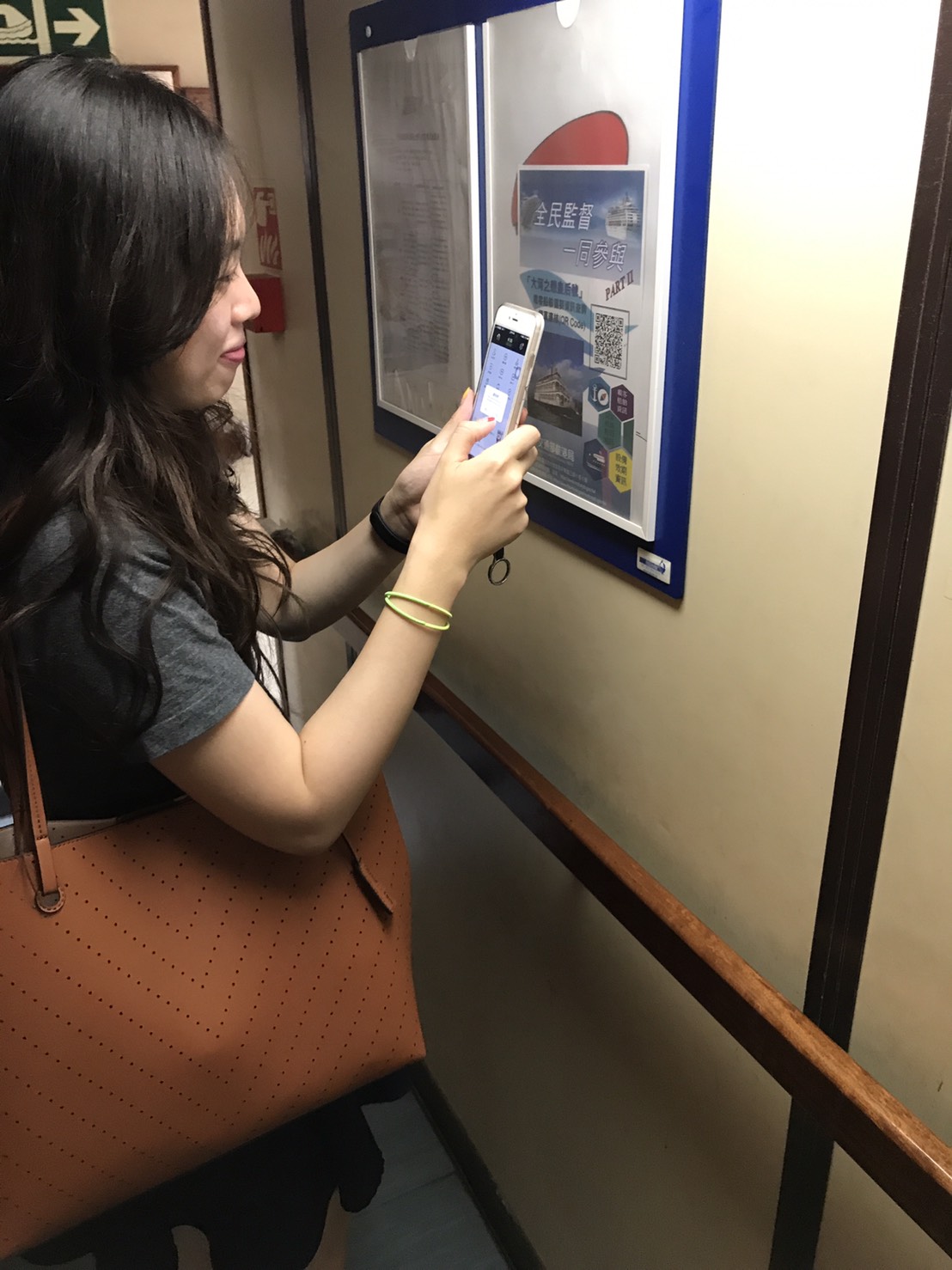 搭船旅客利用智慧型手機,掃描載客船舶或海運場站海報上的QRcode,即可得知所有包含船名、建造年月、乘客定額、檢查效期、抽查完成日期、抽查結果、保險效期及設備效期等重要資訊。 圖:交通部航港局提供 搭船旅客利用智慧型手機,掃描載客船舶或海運場站海報上的QRcode,即可得知所有包含船名、建造年月、乘客定額、檢查效期、抽查完成日期、抽查結果、保險效期及設備效期等重要資訊。 圖:交通部航港局提供