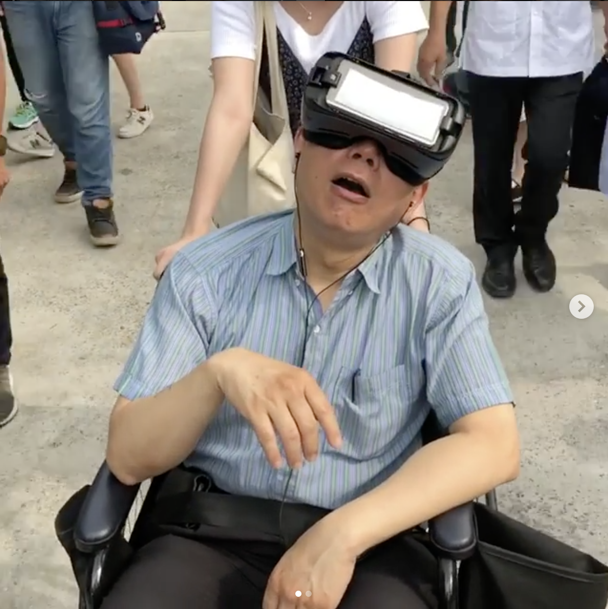 台北市長柯文哲戴上VR眼鏡,被推著輪椅體驗大學生設計的虛擬實境遊戲的影片,讓網友笑翻。 圖:翻攝柯文哲Instagram 台北市長柯文哲戴上VR眼鏡,被推著輪椅體驗大學生設計的虛擬實境遊戲的影片,讓網友笑翻。 圖:翻攝柯文哲Instagram