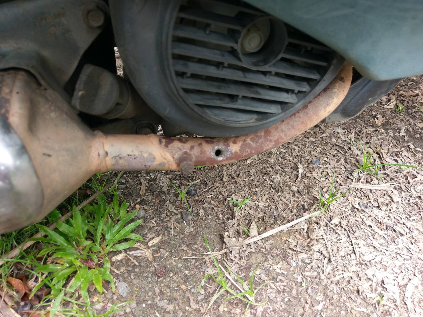 自救會機車排氣管遭打洞破壞。 圖 : 高雄市環保局/提供 自救會機車排氣管遭打洞破壞。 圖 : 高雄市環保局/提供