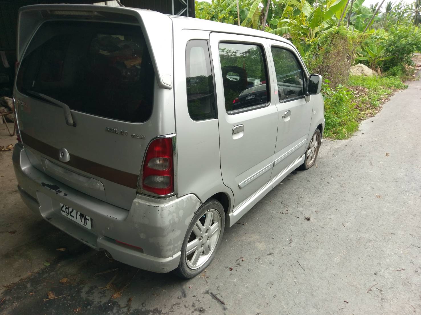 環保團體汽車輪胎遭刺破。 圖 : 高雄市環保局/提供 環保團體汽車輪胎遭刺破。 圖 : 高雄市環保局/提供