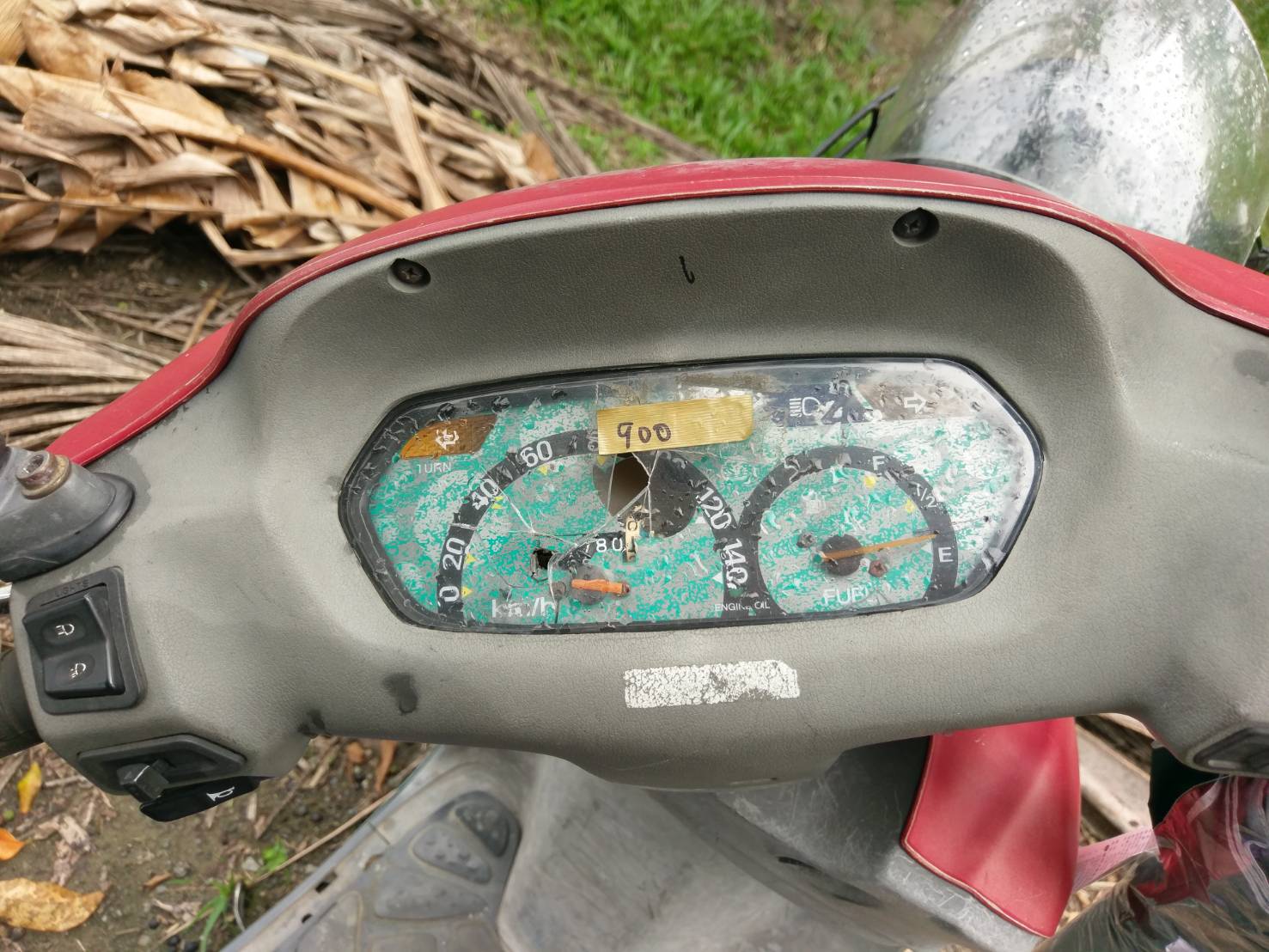自救會機車儀表板遭打洞破壞。 圖 : 高雄市環保局/提供 自救會機車儀表板遭打洞破壞。 圖 : 高雄市環保局/提供