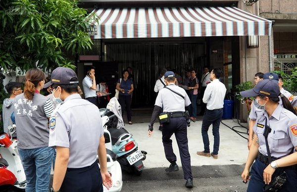高雄市觀光局副局長葉欣雅率隊取締日租套房。 高雄市觀光局副局長葉欣雅率隊取締日租套房。