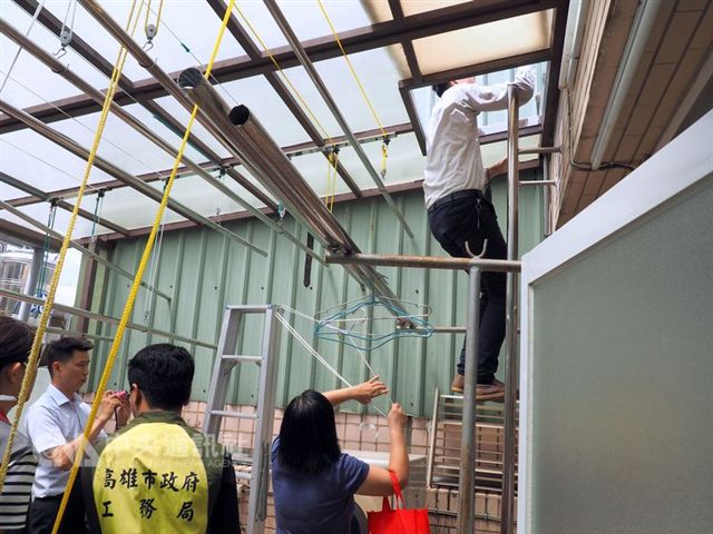 高雄市觀光局副局長葉欣雅率隊取締日租套房。 高雄市觀光局副局長葉欣雅率隊取締日租套房。