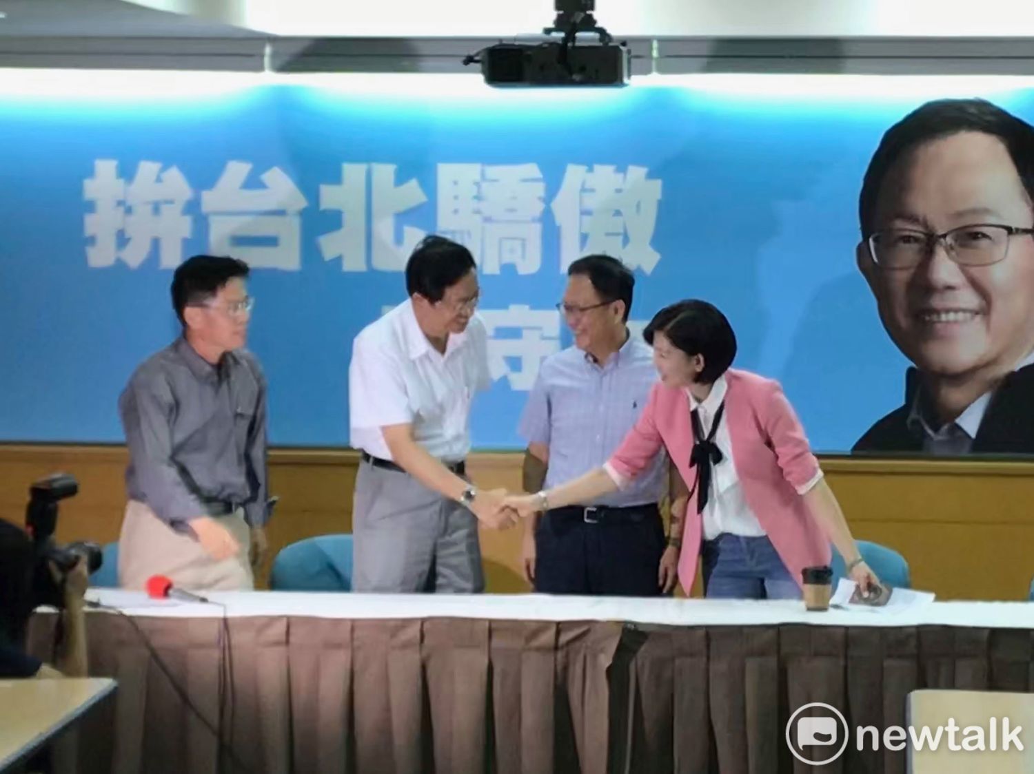 國民黨台北市長參選人丁守中今(13)日宣布競選團隊人事,分別由前行政院長張善政、國民黨不分區立委王育敏出任總部主委與總幹事,營造專業形象牌。 國民黨台北市長參選人丁守中今(13)日宣布競選團隊人事,分別由前行政院長張善政、國民黨不分區立委王育敏出任總部主委與總幹事,營造專業形象牌。