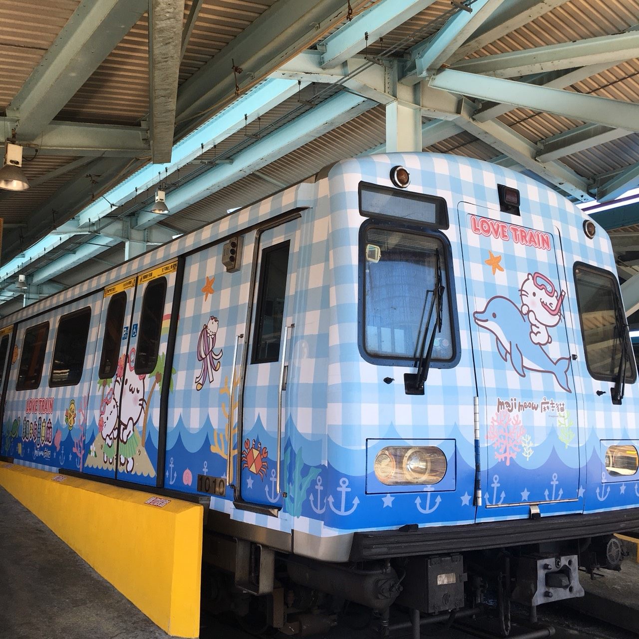 本次主題結合兒童新樂園暑期繪畫競賽活動,車體外觀以代表海洋的藍色系為基調,搭配圓滾滾的人氣超萌麻吉貓戴著潛水鏡造型 圖:台北捷運公司提供 本次主題結合兒童新樂園暑期繪畫競賽活動,車體外觀以代表海洋的藍色系為基調,搭配圓滾滾的人氣超萌麻吉貓戴著潛水鏡造型 圖:台北捷運公司提供