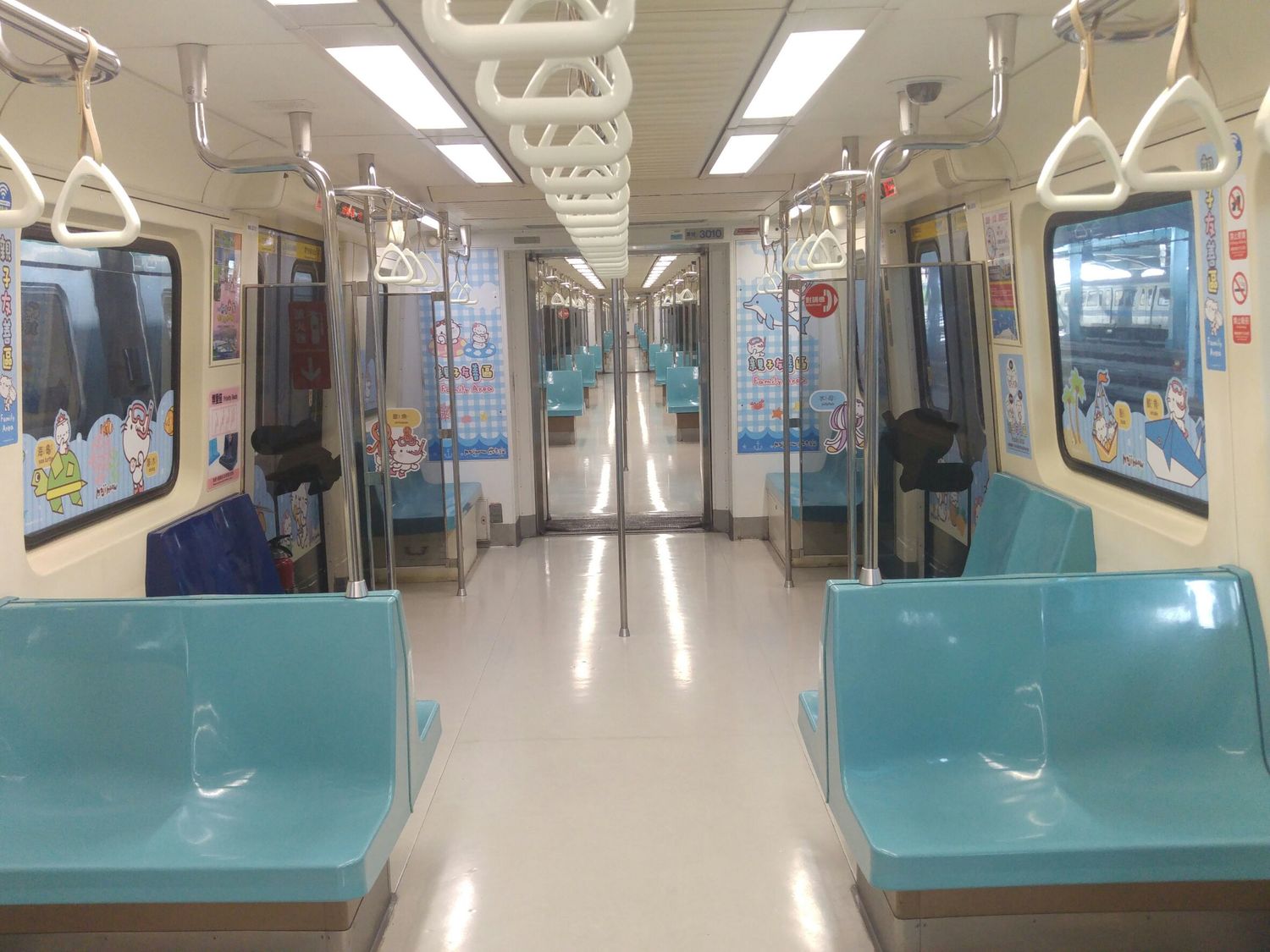 在彩繪車廂內,同樣以藍色為主題,並且在區域裡的設備箱、車窗、車門內側等處,都可以看到大小麻吉貓可愛身影 圖:台北捷運公司提供 在彩繪車廂內,同樣以藍色為主題,並且在區域裡的設備箱、車窗、車門內側等處,都可以看到大小麻吉貓可愛身影 圖:台北捷運公司提供