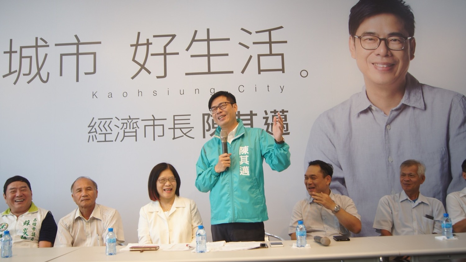 陳其邁承諾一定會扮演好「經濟市長」的角色,日前行政院已宣布橋頭科學園區正式啟動,他將積極招商引資,改善產業結構,並由國營事業擔任領頭羊,協助產業轉型升級,創造更多優質就業機會。 圖:陳其邁辦公室 / 提供 陳其邁承諾一定會扮演好「經濟市長」的角色,日前行政院已宣布橋頭科學園區正式啟動,他將積極招商引資,改善產業結構,並由國營事業擔任領頭羊,協助產業轉型升級,創造更多優質就業機會。 圖:陳其邁辦公室 / 提供
