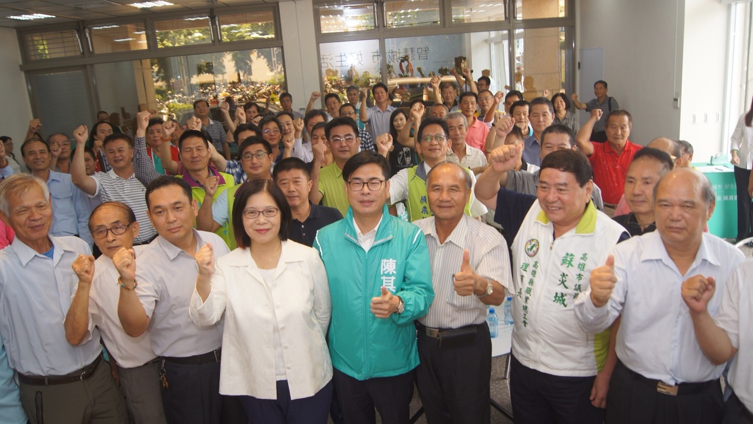 現場有高雄市各大勞工團體、企業工會,場面沸騰,陳其邁獲得勞工系統的普遍支持,也展現他在基層勞工的強大基礎。 圖:陳其邁辦公室 / 提供 現場有高雄市各大勞工團體、企業工會,場面沸騰,陳其邁獲得勞工系統的普遍支持,也展現他在基層勞工的強大基礎。 圖:陳其邁辦公室 / 提供