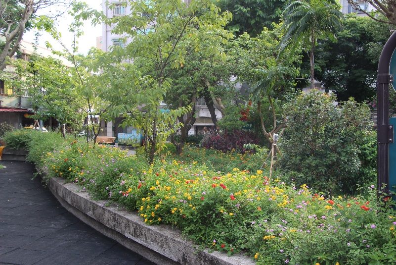 原來是因為有當地聯成里辦公處投入認養,並加上聯成里的沈長慶里長常常宣導里民正確的生態觀念,曾能讓周邊花卉如此盛開。 圖:台北市工務局提供 原來是因為有當地聯成里辦公處投入認養,並加上聯成里的沈長慶里長常常宣導里民正確的生態觀念,曾能讓周邊花卉如此盛開。 圖:台北市工務局提供