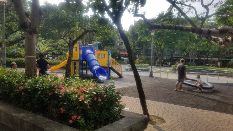 聯成公園成為大人小孩通通都愛的在地人私房休閒點。 圖:台北市工務局提供 聯成公園成為大人小孩通通都愛的在地人私房休閒點。 圖:台北市工務局提供