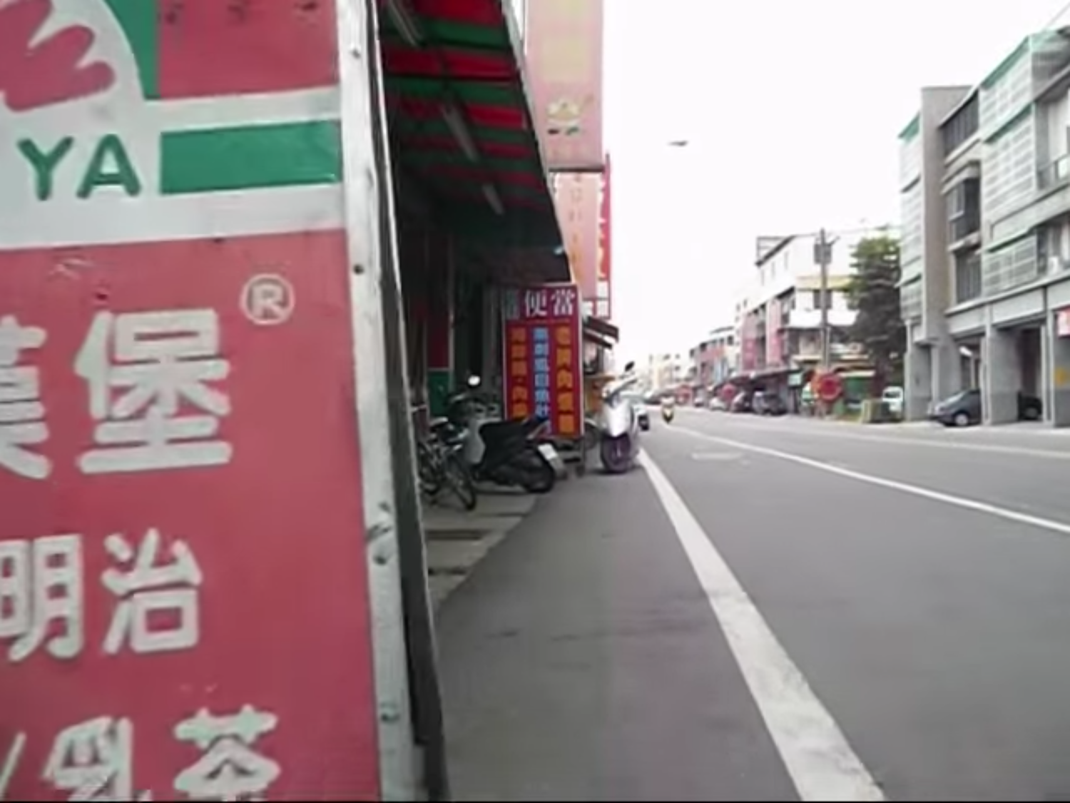 監委王幼玲、趙永清表示,國內目前規範無障礙環境設置標準的相關規定,為內政部訂定的建築技術規則建築設計施工編第十章,其中排除了一定規模以下的公共場所適用規範,例如僅要求樓地板面積在300平方公尺以上的餐廳需要遵守無障礙規範,一般民眾日常生活所接觸的飲食小吃店,多不在規範範圍內。 圖:翻攝自Youtube 監委王幼玲、趙永清表示,國內目前規範無障礙環境設置標準的相關規定,為內政部訂定的建築技術規則建築設計施工編第十章,其中排除了一定規模以下的公共場所適用規範,例如僅要求樓地板面積在300平方公尺以上的餐廳需要遵守無障礙規範,一般民眾日常生活所接觸的飲食小吃店,多不在規範範圍內。 圖:翻攝自Youtube