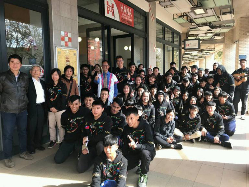 高雄寶來國中合唱團14日在南非勇奪世界民謠合唱大賽金牌,總統蔡英文致上賀電鼓勵。圖為駐南非副代表石澄茂(穿藍色襯衫中間站立者)與57名團員合影留念。 圖/駐南非代表處提供 高雄寶來國中合唱團14日在南非勇奪世界民謠合唱大賽金牌,總統蔡英文致上賀電鼓勵。圖為駐南非副代表石澄茂(穿藍色襯衫中間站立者)與57名團員合影留念。 圖/駐南非代表處提供