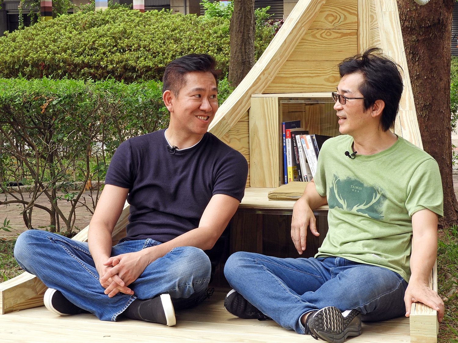 魏德聖導演表示,「方舟書席」的創造理念是想像在一片綠色的草地海浪裡,坐在書席裡如同在廣闊無邊的大海上,船兒停泊在岸邊稍作休息。 圖:台北市工務局提供 魏德聖導演表示,「方舟書席」的創造理念是想像在一片綠色的草地海浪裡,坐在書席裡如同在廣闊無邊的大海上,船兒停泊在岸邊稍作休息。 圖:台北市工務局提供