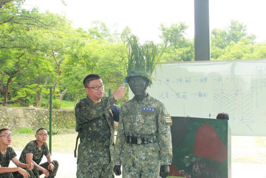 陸軍官校臉書指出,在偽裝課程中,利用枯枝、落葉及雜草燃燒後的灰燼製作偽裝塗料,並學習如何在戰場中隱蔽與掩蔽,為自己爭取最大的戰場生存空間。 圖:取自陸軍軍官學校臉書 陸軍官校臉書指出,在偽裝課程中,利用枯枝、落葉及雜草燃燒後的灰燼製作偽裝塗料,並學習如何在戰場中隱蔽與掩蔽,為自己爭取最大的戰場生存空間。 圖:取自陸軍軍官學校臉書