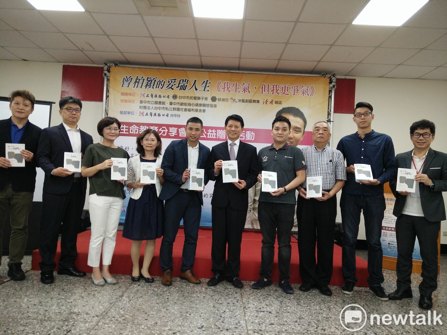 正聲公司董事長劉本善代表贈書給台中市立圖書館,由館長張曉玲代表受贈。 正聲公司董事長劉本善代表贈書給台中市立圖書館,由館長張曉玲代表受贈。