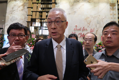 總統蔡英文15日在民進黨全代會中批評國民黨不反省還 教訓改革者。國民黨主席吳敦義(中)出席公開活動時受訪反駁,並以國民黨執政時營所稅超徵的「肥鵝理論 」,說明國民黨更有能力拚經濟。 圖:中央社 總統蔡英文15日在民進黨全代會中批評國民黨不反省還 教訓改革者。國民黨主席吳敦義(中)出席公開活動時受訪反駁,並以國民黨執政時營所稅超徵的「肥鵝理論 」,說明國民黨更有能力拚經濟。 圖:中央社