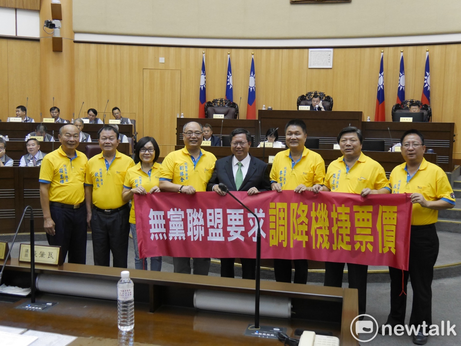 桃園市議會無黨團結聯盟共同向市長鄭文燦爭取機捷票價降價,鄭文燦允諾以全縣降價10元為目標。 圖:林昀真/攝 桃園市議會無黨團結聯盟共同向市長鄭文燦爭取機捷票價降價,鄭文燦允諾以全縣降價10元為目標。 圖:林昀真/攝