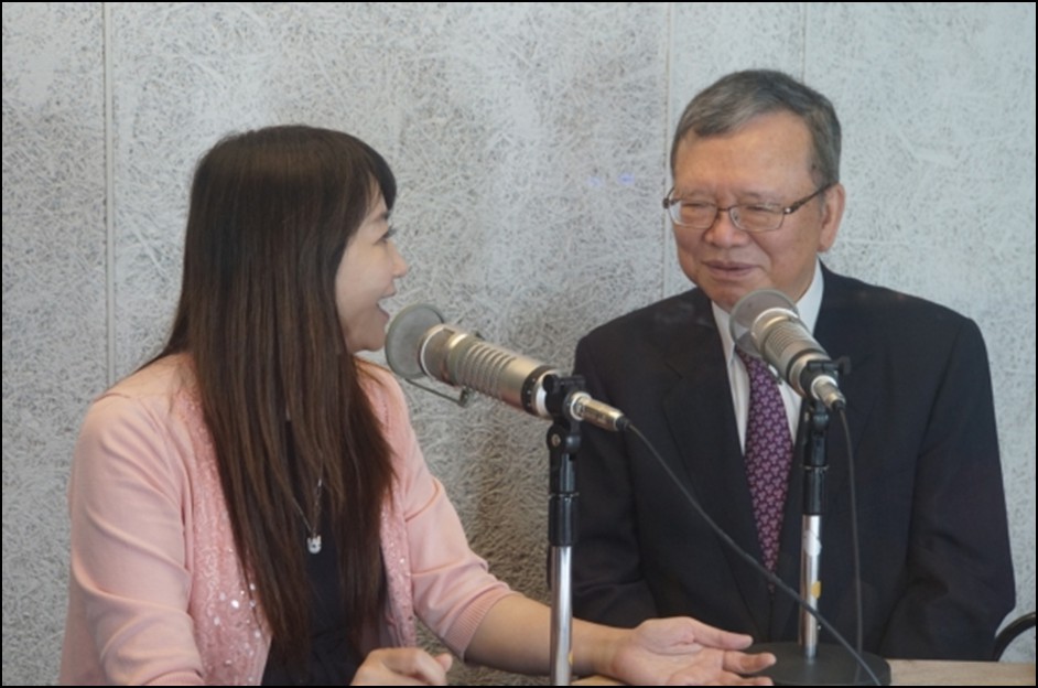 寶島新聲主持人簡余晏訪問中華電信董事長鄭優。 圖 : 寶島新聲/提供 寶島新聲主持人簡余晏訪問中華電信董事長鄭優。 圖 : 寶島新聲/提供