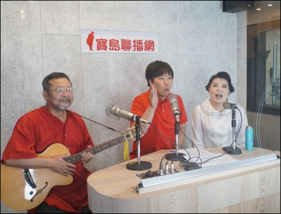 左起:陳明章、邵大倫、簡文秀現場展歌藝。 圖 : 寶島新聲/提供 左起:陳明章、邵大倫、簡文秀現場展歌藝。 圖 : 寶島新聲/提供