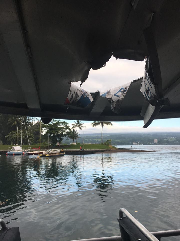 夏威夷1艘經營觀賞熔岩入海的觀光船遭到熔岩擊中,船頂破了大洞,23人受傷。 圖:翻攝夏威夷火山國家公園臉書 夏威夷1艘經營觀賞熔岩入海的觀光船遭到熔岩擊中,船頂破了大洞,23人受傷。 圖:翻攝夏威夷火山國家公園臉書
