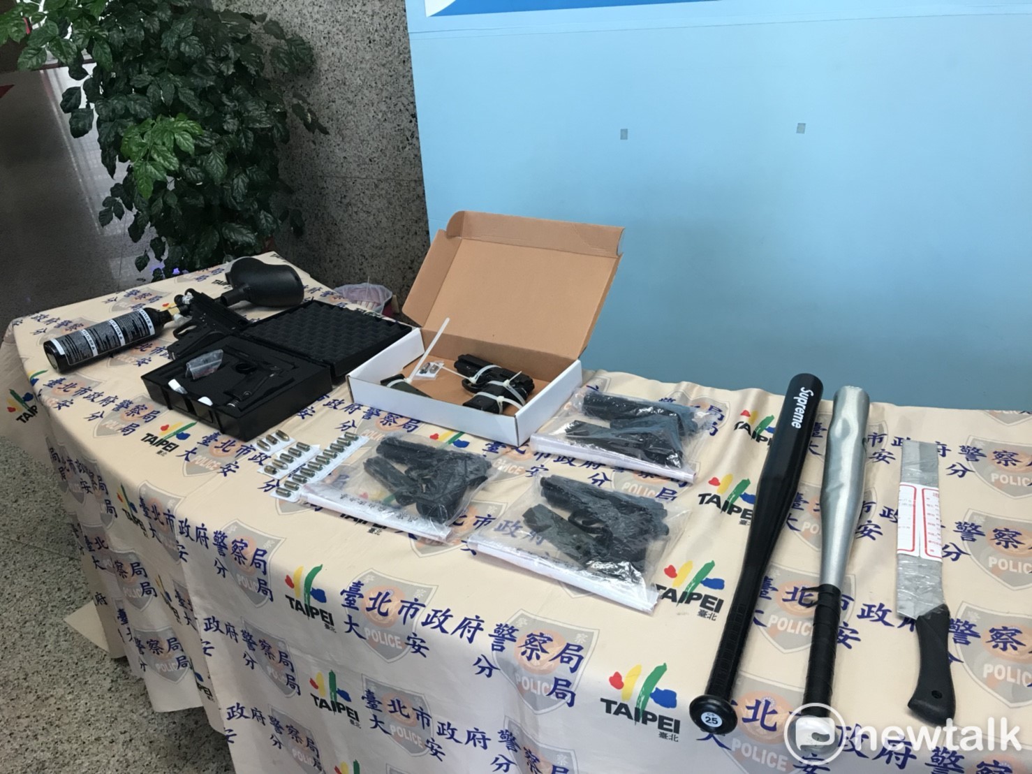 16日深夜到17日凌晨在台北市安和區與辛亥路發生槍擊案的證物。 圖:曾薏伃/攝 16日深夜到17日凌晨在台北市安和區與辛亥路發生槍擊案的證物。 圖:曾薏伃/攝