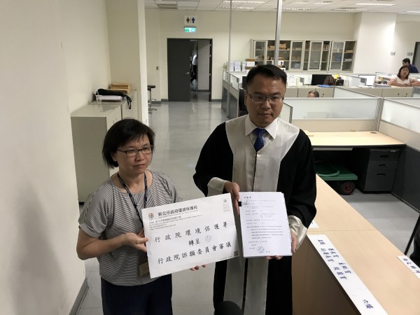 環保局王美文副局長與委任律師陳憲政親自將訴願書送至環保署,宣示新北市捍衛環境及市民健康決心。 圖:新北市政府/提供 環保局王美文副局長與委任律師陳憲政親自將訴願書送至環保署,宣示新北市捍衛環境及市民健康決心。 圖:新北市政府/提供