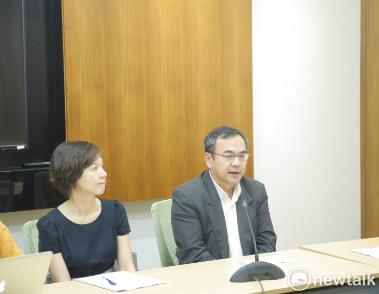 民航局副局長方志文表示,他們將這項業務當作優先業務辦理,協助航空公司完成五階段飛安認證,民航局傾全力來做,最快下週就能完成認證,在月底取得交通部許可證,此案近期之間將會有很好的結果。 圖:聶良恩/攝 民航局副局長方志文表示,他們將這項業務當作優先業務辦理,協助航空公司完成五階段飛安認證,民航局傾全力來做,最快下週就能完成認證,在月底取得交通部許可證,此案近期之間將會有很好的結果。 圖:聶良恩/攝