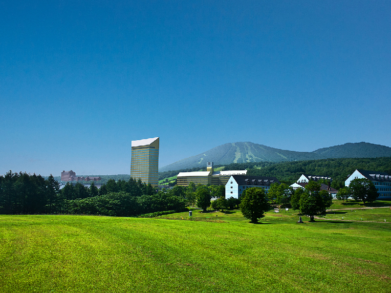 位於北緯40度的「安比高原度假村」,夏季也提供纜車旅遊、空中飛索、高爾夫球場、網球場等多樣設施,還有牧場動物餵食、夜空觀星賞螢、森林健行等親近自然體驗。 圖:易遊網提供 位於北緯40度的「安比高原度假村」,夏季也提供纜車旅遊、空中飛索、高爾夫球場、網球場等多樣設施,還有牧場動物餵食、夜空觀星賞螢、森林健行等親近自然體驗。 圖:易遊網提供