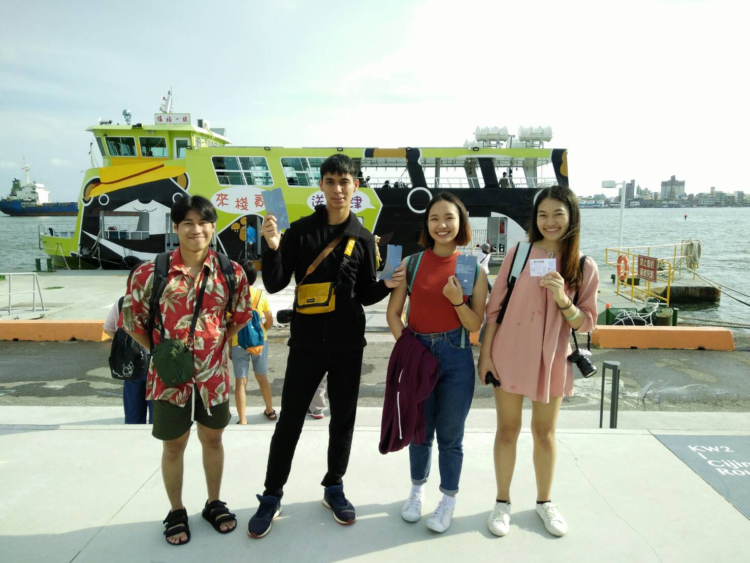 4位泰國大學生也為了遊覽高雄,從棧貳庫搭船到旗津。 圖:高雄旅遊網提供 4位泰國大學生也為了遊覽高雄,從棧貳庫搭船到旗津。 圖:高雄旅遊網提供