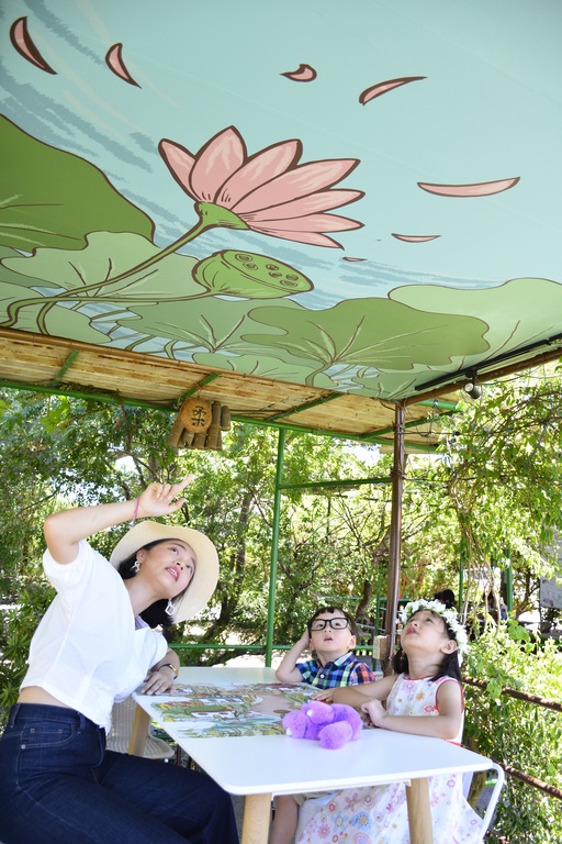 其中,「康莊蓮園民宿」則是以園內的大王蓮為賣點,把「蓮花池底下的天空」搬到池邊涼亭上,賞蓮之餘也能感受到一絲沁涼。 圖:桃園觀光導覽網提供 其中,「康莊蓮園民宿」則是以園內的大王蓮為賣點,把「蓮花池底下的天空」搬到池邊涼亭上,賞蓮之餘也能感受到一絲沁涼。 圖:桃園觀光導覽網提供
