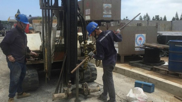 中油廠區地下水已檢測出汙染,利用大型機具調查土壤汙染程度。 圖:澎湖縣政府/提供 中油廠區地下水已檢測出汙染,利用大型機具調查土壤汙染程度。 圖:澎湖縣政府/提供