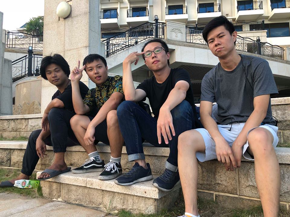 而樂團的成員組成狀況不斷,經歷鼓手出走、主唱從軍等事件,終於才能進入「貢寮國際海洋音樂祭」海祭十強。 圖:張家綺/攝 而樂團的成員組成狀況不斷,經歷鼓手出走、主唱從軍等事件,終於才能進入「貢寮國際海洋音樂祭」海祭十強。 圖:張家綺/攝