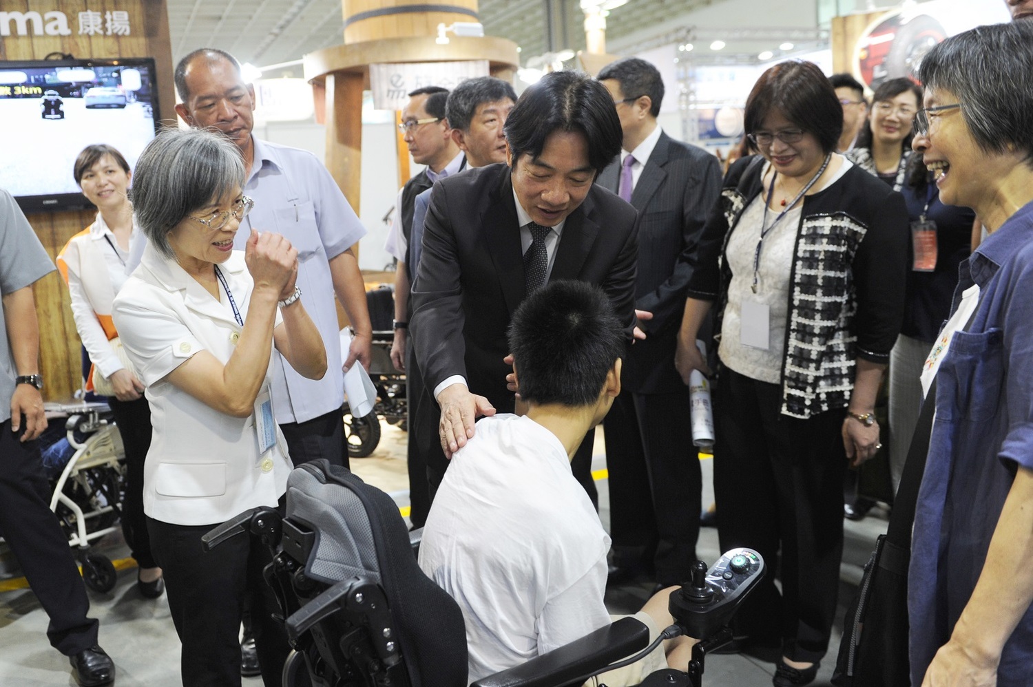 行政院長賴清德今(19)日參觀「ATLife2018台灣輔具暨長期照護大展」。 圖:行政院提供 行政院長賴清德今(19)日參觀「ATLife2018台灣輔具暨長期照護大展」。 圖:行政院提供