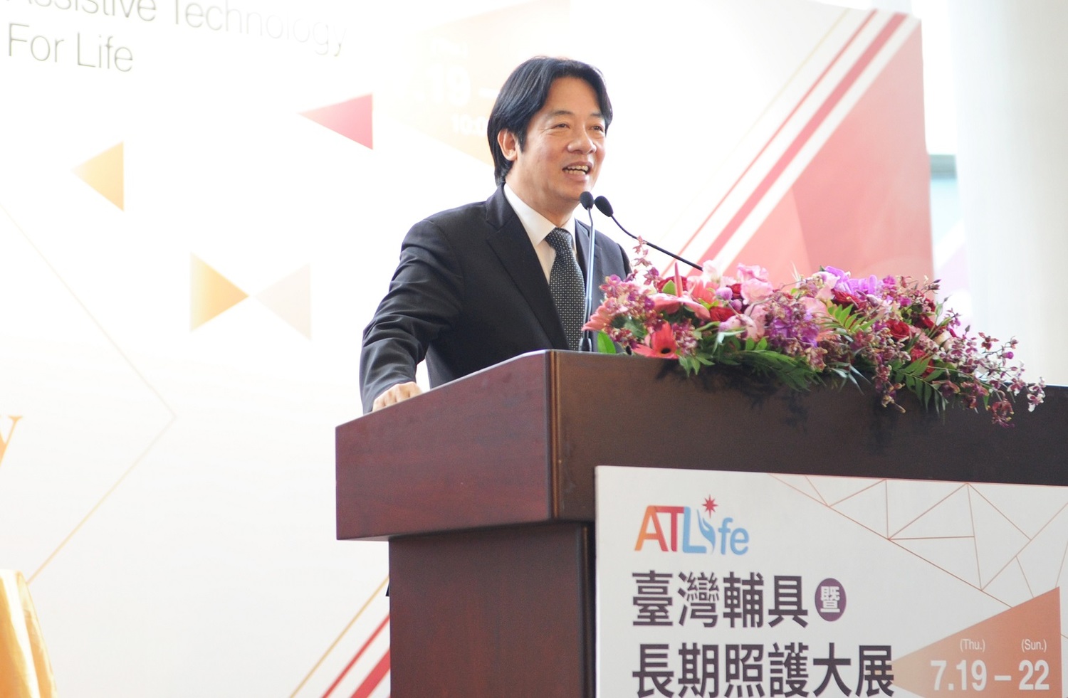 行政院長賴清德今(19)天表示,為落實長照2.0服務,已將輔具納入給付項目,並建立新的輔具租賃制度。 圖:行政院提供 行政院長賴清德今(19)天表示,為落實長照2.0服務,已將輔具納入給付項目,並建立新的輔具租賃制度。 圖:行政院提供