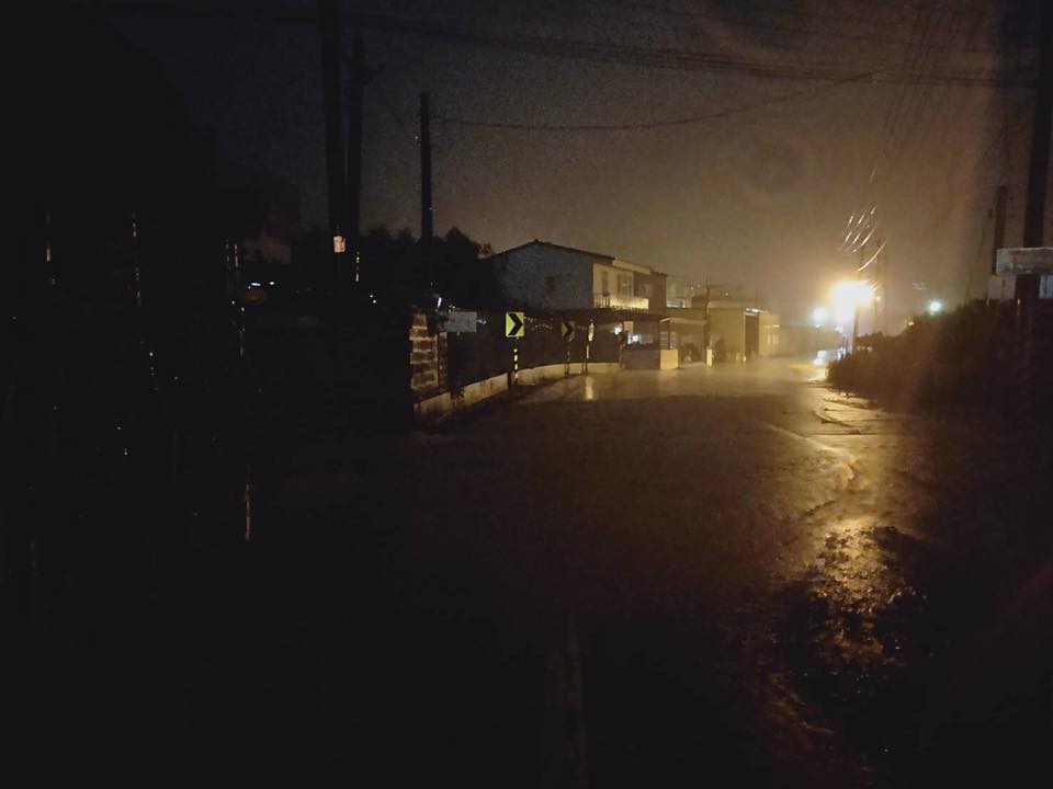 高雄市今天下午開始大雷雨，導致多處積水。