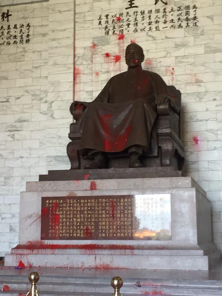 獨派青年遭警衛制止之後仍拉起布條喊起口號。 圖:翻攝獨派青年粉絲專頁 獨派青年遭警衛制止之後仍拉起布條喊起口號。 圖:翻攝獨派青年粉絲專頁