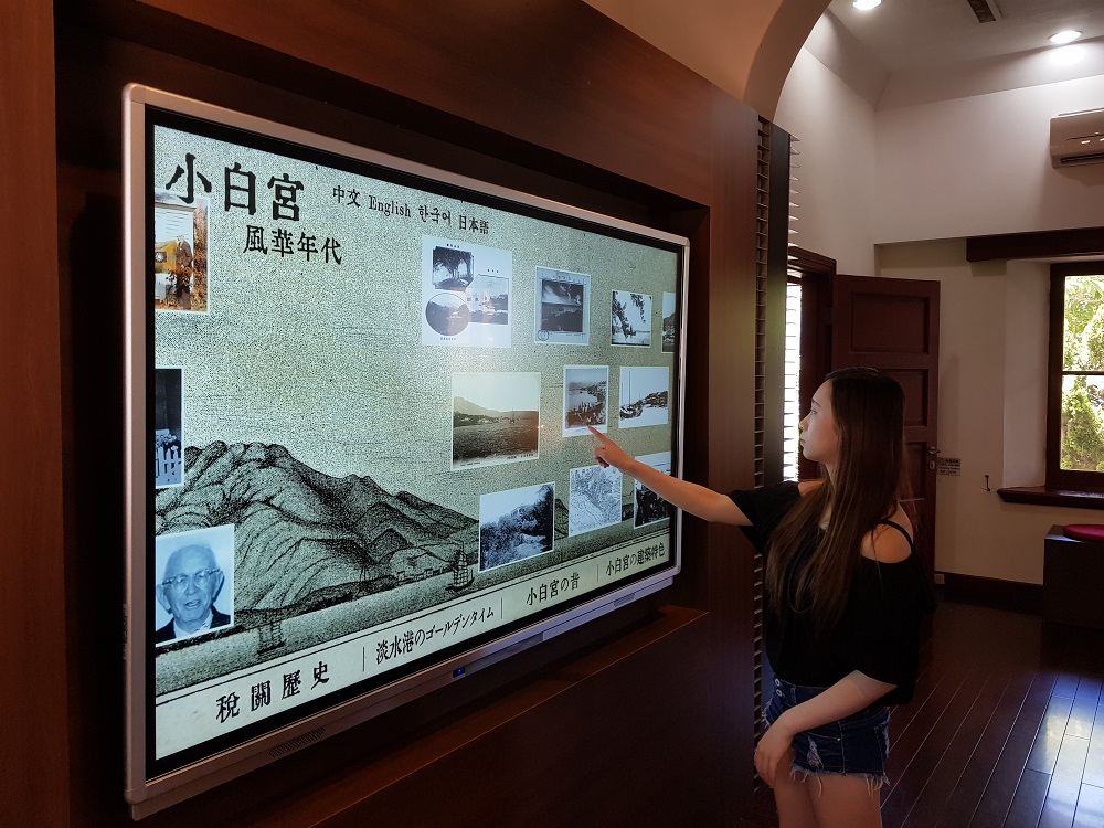 淡水古蹟博物館今年(107)將內部展區升級,運用互動多媒體及藝術畫將科技與美學導入歷史場域中,以超大觸控式螢幕呈現海關與小白宮從古到今的照片。 圖:淡水古蹟博物館提供 淡水古蹟博物館今年(107)將內部展區升級,運用互動多媒體及藝術畫將科技與美學導入歷史場域中,以超大觸控式螢幕呈現海關與小白宮從古到今的照片。 圖:淡水古蹟博物館提供