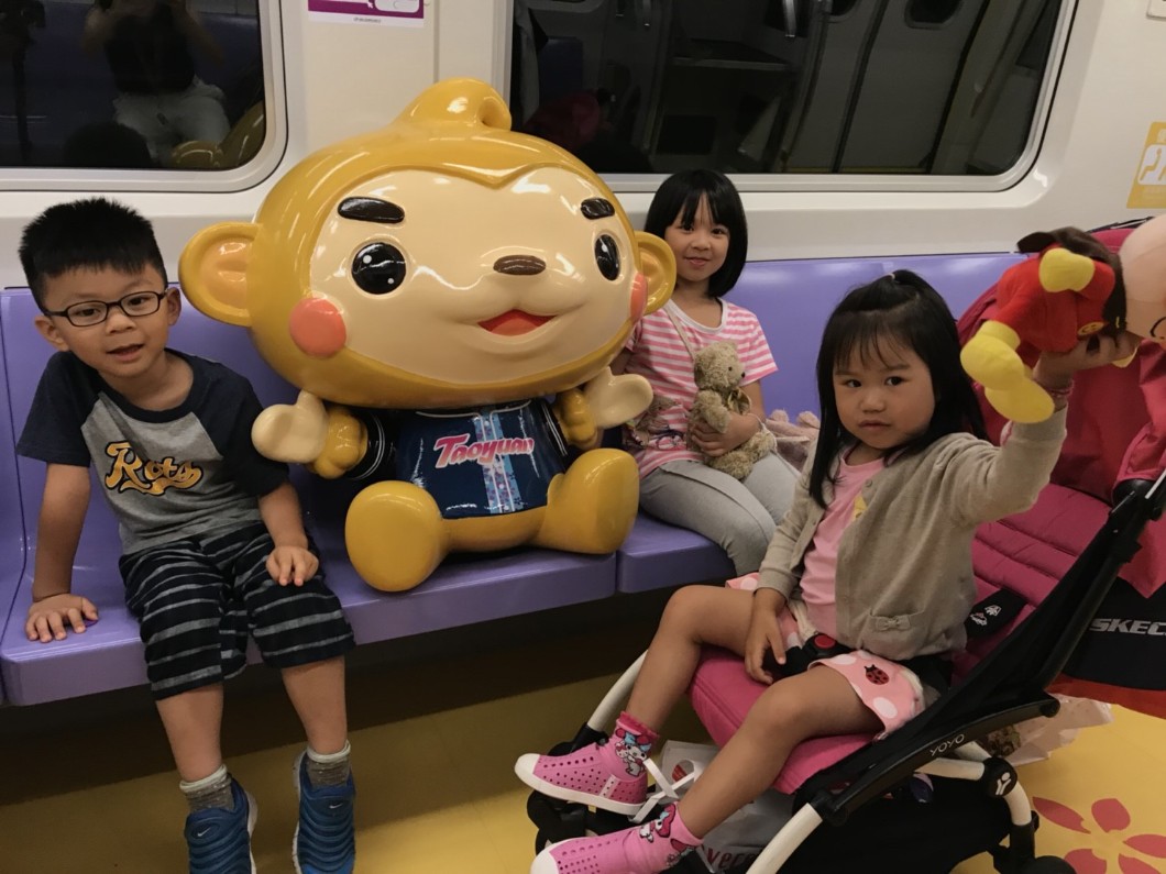 桃園機場捷運的ㄚ桃園哥彩繪列車,自7月3日列車正式上線後,吸引眾多要與ㄚ桃園哥公仔打卡拍照的大小粉絲。 圖:桃捷公司/提供 桃園機場捷運的ㄚ桃園哥彩繪列車,自7月3日列車正式上線後,吸引眾多要與ㄚ桃園哥公仔打卡拍照的大小粉絲。 圖:桃捷公司/提供