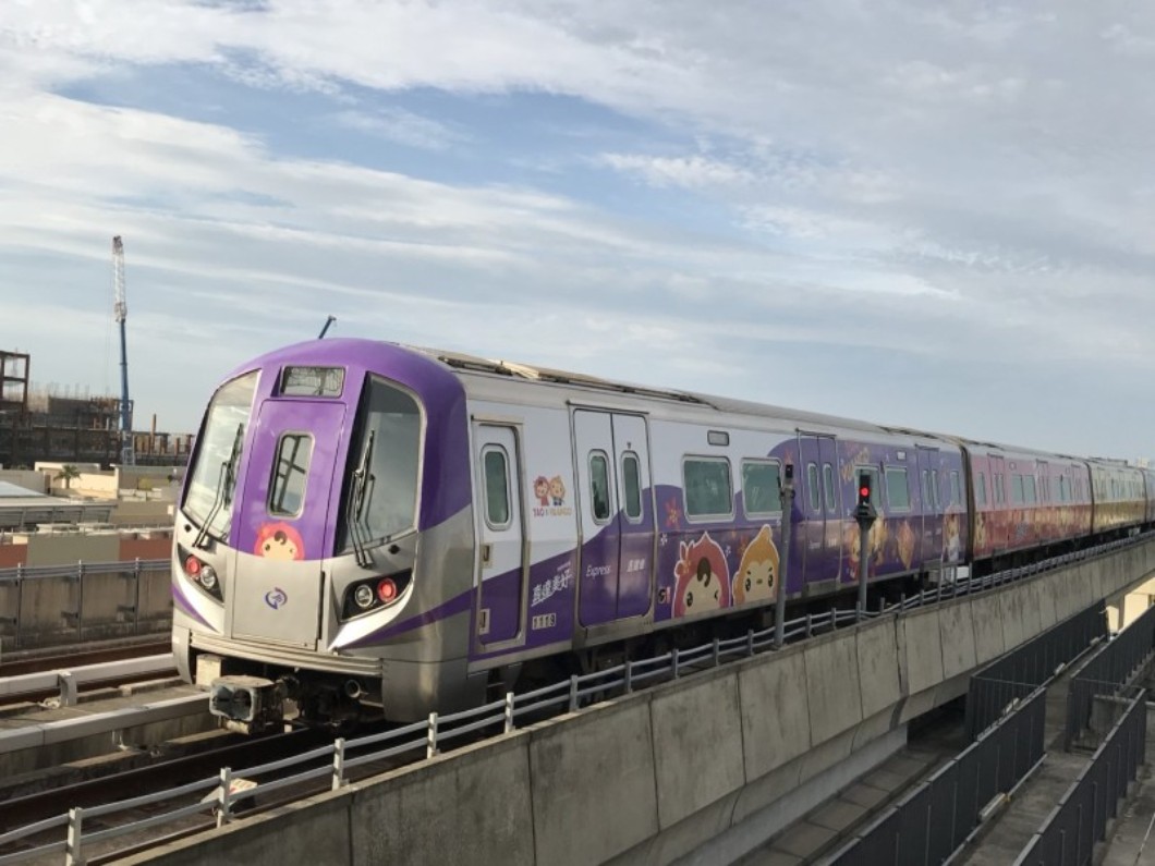 今(20)桃捷公司公布ㄚ桃園哥彩繪列車時刻表,讓喜愛的大小朋友可以不怕錯過列車,更提供揭密彩繪列車變身過程影片 圖:桃捷公司/提供 今(20)桃捷公司公布ㄚ桃園哥彩繪列車時刻表,讓喜愛的大小朋友可以不怕錯過列車,更提供揭密彩繪列車變身過程影片 圖:桃捷公司/提供