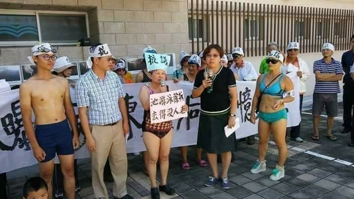 縣立游泳池拆除,蔣月惠穿泳裝到場抗議。 圖:翻攝自蔣月惠臉書 縣立游泳池拆除,蔣月惠穿泳裝到場抗議。 圖:翻攝自蔣月惠臉書