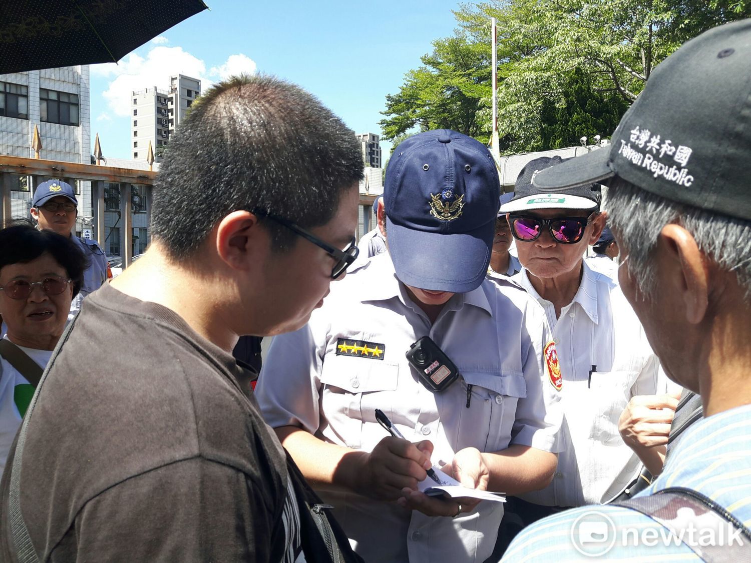 羅宜向警方說明當時被噴漆情形。 圖:林昀真/攝 羅宜向警方說明當時被噴漆情形。 圖:林昀真/攝
