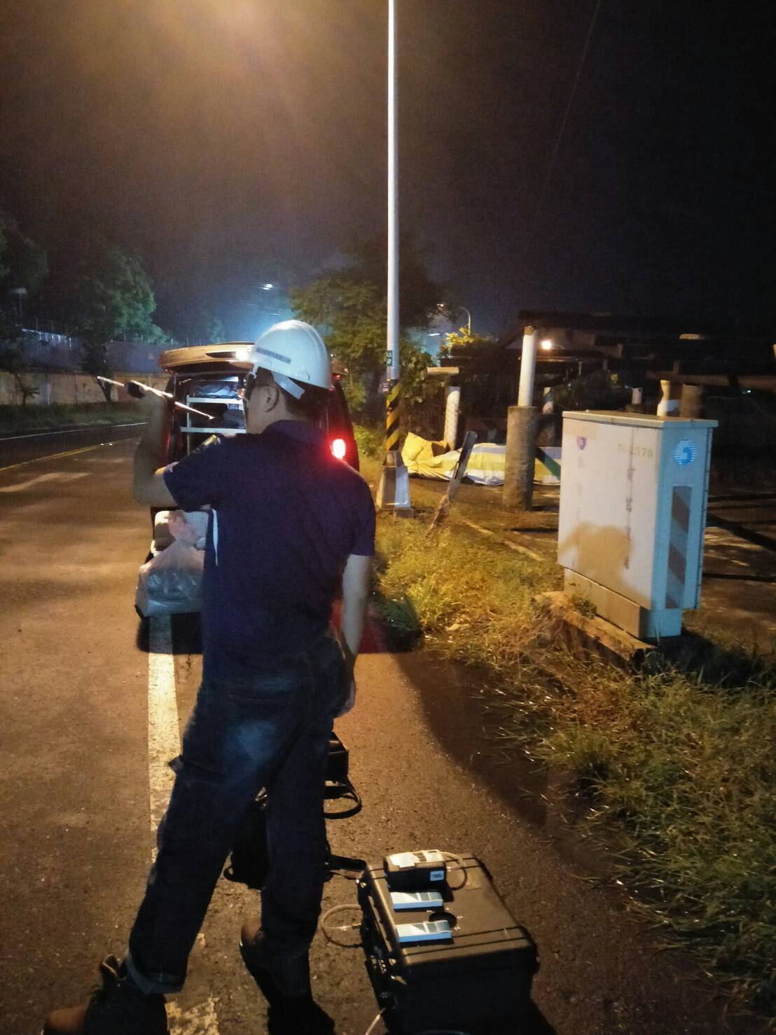 中油趁暴雨夜排放廢氣,高雄市環保局人員進行廠外周界監測。 圖 : 高雄市環保局/提供 中油趁暴雨夜排放廢氣,高雄市環保局人員進行廠外周界監測。 圖 : 高雄市環保局/提供