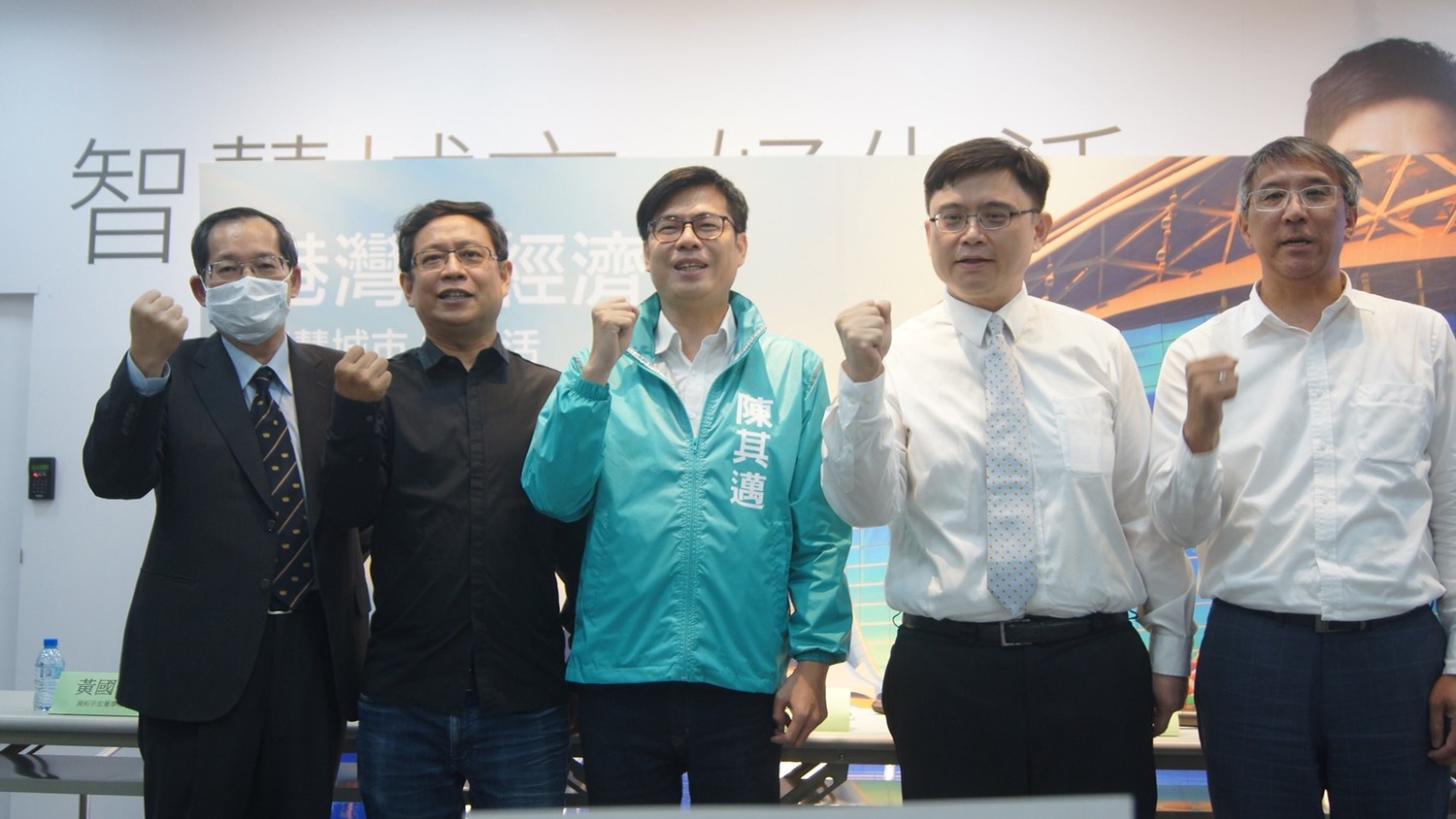 陳其邁立委今(20)日偕同立委賴瑞隆、資拓科技董事長黃國俊、趙建銘建築師、野村總研陳志仁副總經理共同召開「港灣新經濟」記者會。 圖 : 陳其邁競選辦公室/ 提供 陳其邁立委今(20)日偕同立委賴瑞隆、資拓科技董事長黃國俊、趙建銘建築師、野村總研陳志仁副總經理共同召開「港灣新經濟」記者會。 圖 : 陳其邁競選辦公室/ 提供